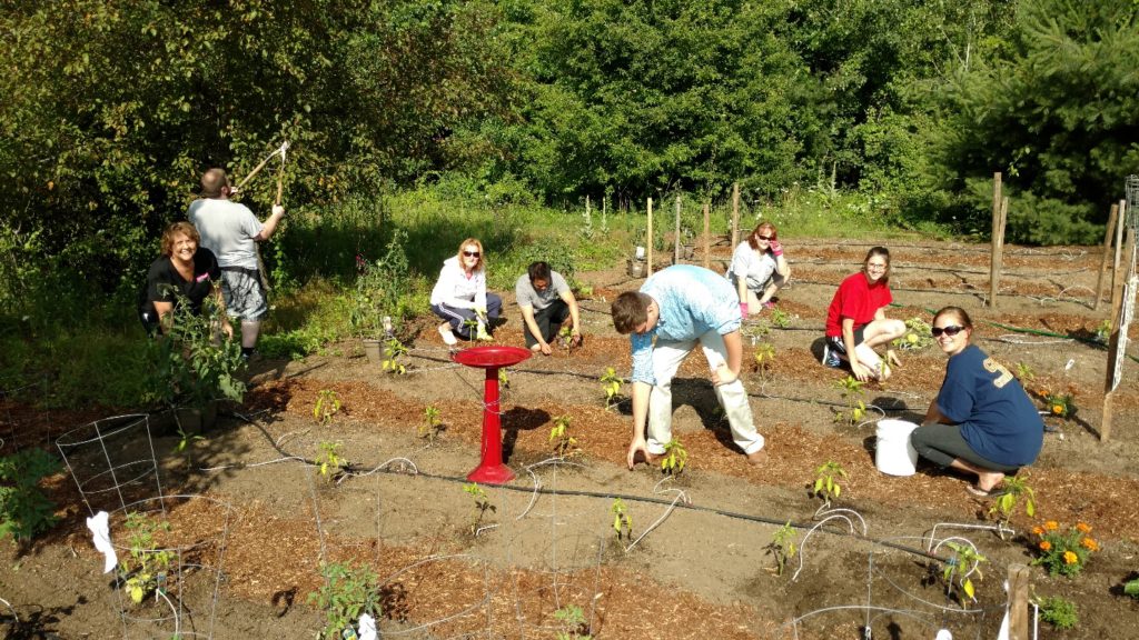 Employés de Sun Gro et bénévoles prenant soin de notre jardin PAR en 2016